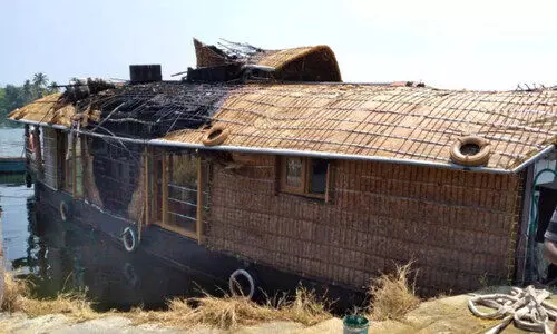 ഹൗസ് ബോട്ടിന് തീപിടിച്ചു; യാത്രക്കാരും ജീവനക്കാരും രക്ഷപ്പെട്ടു ഹൗസ് ബോട്ടിന് തീപിടിച്ചു; യാത്രക്കാരും ജീവനക്കാരും രക്ഷപ്പെട്ടു