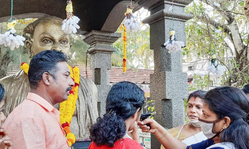 മൂക്കുത്തി സമരനായകനോടുള്ള ബഹുമാനാർഥം  പെൺകുട്ടികളുടെ മൂക്കുകുത്തി പിതാവ്