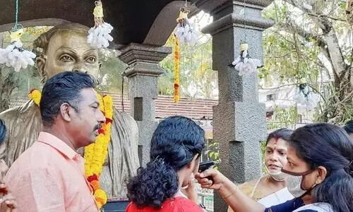 മൂക്കുത്തി സമരനായകനോടുള്ള ബഹുമാനാർഥം  പെൺകുട്ടികളുടെ മൂക്കുകുത്തി പിതാവ്