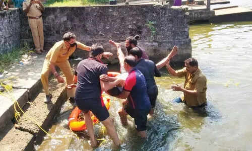 പു​ഴ​യി​ൽ മു​ങ്ങി​ത്താ​ഴ്​​ന്ന്​ യു​വാ​വ്​; ര​ക്ഷ​ക​രാ​യി ഫ​യ​ർ​ഫോ​ഴ്​​സ്​