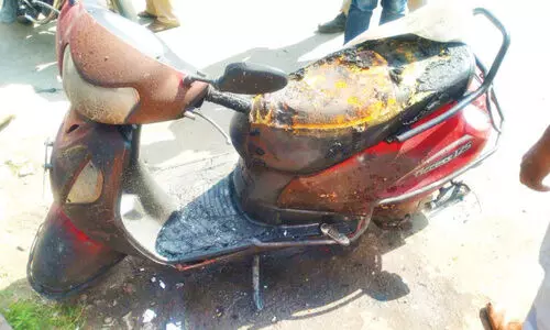 ചെന്നിത്തലയുടെ വേദിക്ക് സമീപം തീപിടിത്തം; സ്കൂട്ടർ കത്തിനശിച്ചു