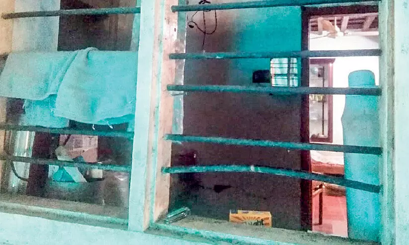 വീട് കുത്തിത്തുറന്ന് അധ്യാപികയുടെ മാല കവർന്നു വീട് കുത്തിത്തുറന്ന് അധ്യാപികയുടെ മാല കവർന്നു