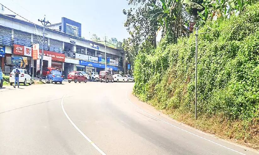 ദേശീയപാതയില്‍ മരണക്കെണിയൊരുക്കി കൊടുംവളവുകള്‍