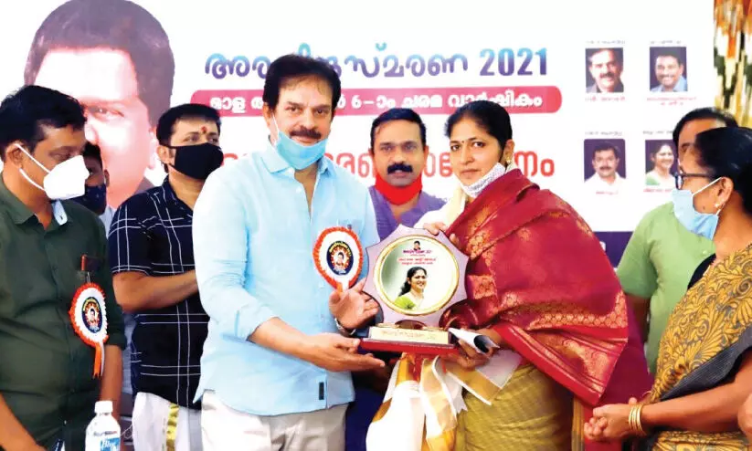 മാള അരവിന്ദൻ ജനഹൃദയങ്ങളുടെ അവാർഡ് നേടിയ നടൻ –എം.എൽ.എ മാള അരവിന്ദൻ ജനഹൃദയങ്ങളുടെ അവാർഡ് നേടിയ നടൻ –എം.എൽ.എ