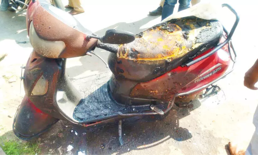 ചെന്നിത്തലയുടെ വേദിക്ക് സമീപം തീപിടിത്തം; സ്കൂട്ടർ കത്തിനശിച്ചു