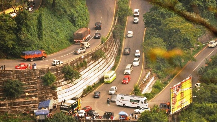 താമരശ്ശേരി ചുരത്തില് ഒരു മാസം ഗതാഗത നിയന്ത്രണം താമരശ്ശേരി ചുരത്തില് ഒരു മാസം ഗതാഗത നിയന്ത്രണം