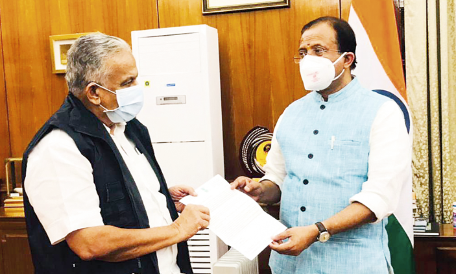 ദു​ൈ​ബ​യി​ൽ കു​ടു​ങ്ങി​യ പ്ര​വാ​സി​ക​ൾ:കെ.​എം.​സി.​സി സ​ജീ​വ​മാ​യി ഇ​ട​പെ​ടു​ന്നു