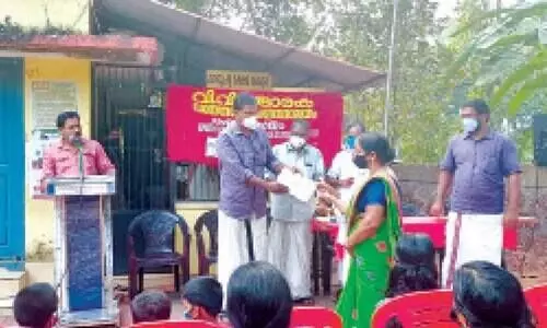 വാ​യ​ന വ​ള​ര​ട്ടെ; വായനശാല കെട്ടിടത്തിന് സ്ഥലം സൗജന്യമായി നൽകി ദമ്പതികൾ