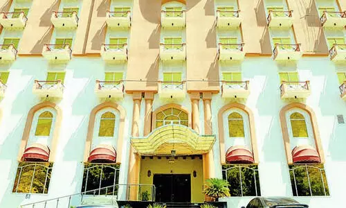 ബി​സി​ന​സ്​: മി​ക​ച്ച ക്വാ​റ​​ൻ​റീ​ൻ പാ​ക്കേ​ജു​മാ​യി    ഗോ​ൾ​ഡ​ൻ ഒ​യാ​സി​സ്​ ഹോ​ട്ട​ൽ