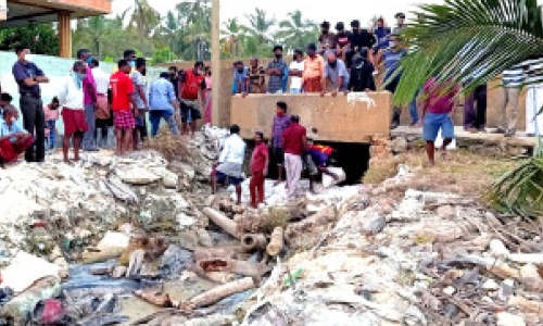 ഫ​ര്‍ണ​സ് ഓ​യി​ല്‍ ക​ട​ലി​ലേക്കൊ​ഴു​കി​യ ഓ​ട നാ​ട്ടു​കാ​ര്‍ അ​ട​ച്ചു