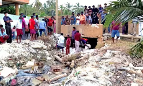 ഫ​ര്‍ണ​സ് ഓ​യി​ല്‍ ക​ട​ലി​ലേക്കൊ​ഴു​കി​യ ഓ​ട നാ​ട്ടു​കാ​ര്‍ അ​ട​ച്ചു