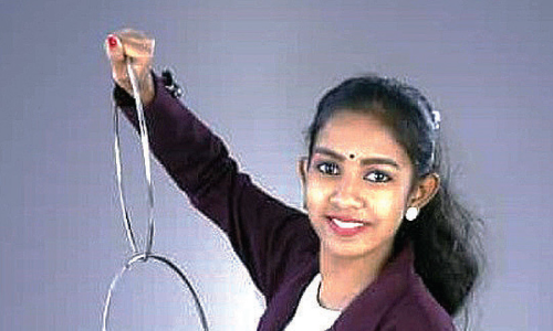 വിസ്​മയമായി തീർത്ഥ: പരിമിതികളെ മറികടന്ന് മായാജാല കാഴ്ചയൊരുക്കി എട്ടാം ക്ലാസുകാരി