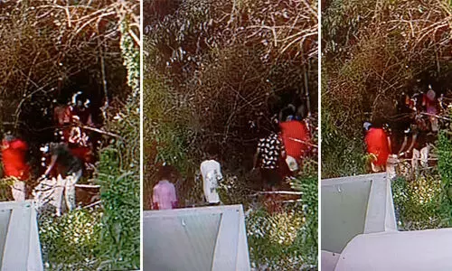 വീടിന് മുകളില്‍ അറവു മാലിന്യം തള്ളി കടന്നവർ കാമറയിൽ കുടുങ്ങി