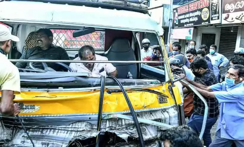 Three people were injured by a mini lorry on the back of a lorry