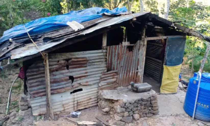 ലൈഫ് വന്നിട്ടും പ്രസാദിന് വീടില്ല; കാരണം റേഷൻ കാർഡ് ലൈഫ് വന്നിട്ടും പ്രസാദിന് വീടില്ല; കാരണം റേഷൻ കാർഡ്