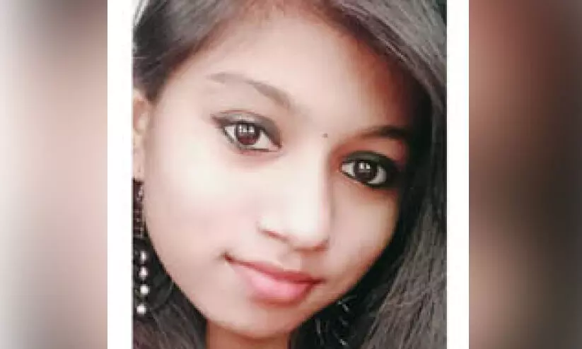 പ്ല​സ് ടു  വി​ദ്യാ​ർ​ഥി​നി തൂ​ങ്ങി മ​രി​ച്ച നി​ല​യി​ൽ