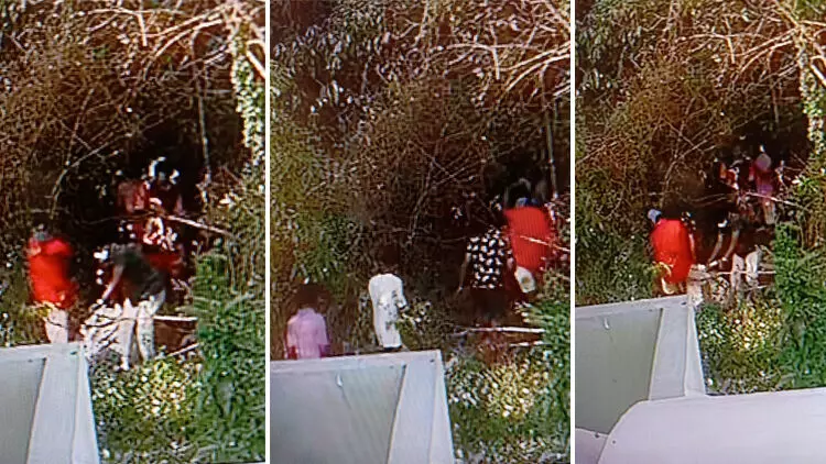 വീടിന് മുകളില്‍ അറവു മാലിന്യം തള്ളി കടന്നവർ കാമറയിൽ കുടുങ്ങി