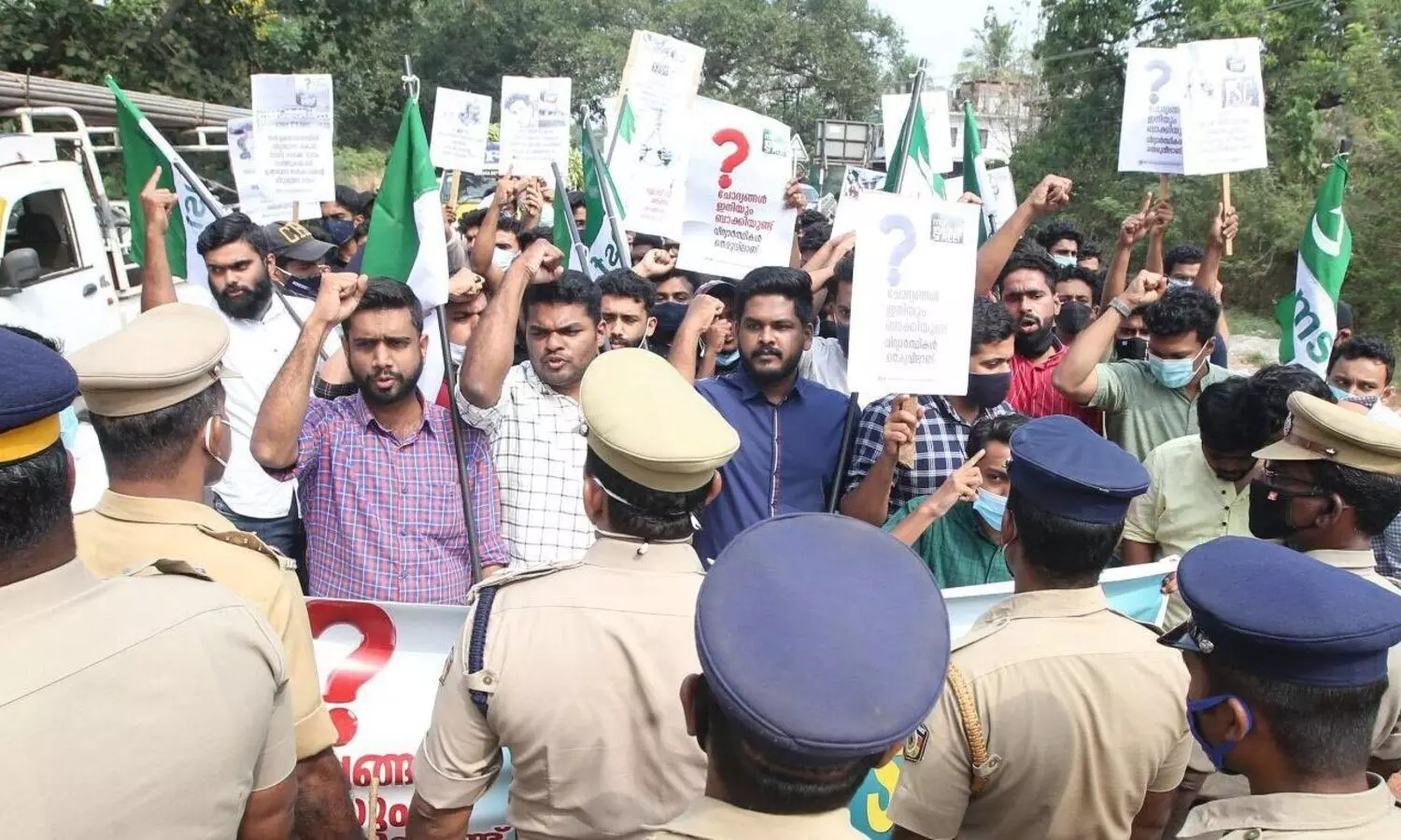 ചോദ്യങ്ങൾ ബാക്കിയുണ്ട്; മുഖ്യമന്ത്രിയുടെ സംവാദ വേദിയിലേക്ക് എം.എസ്.എഫ് പ്രതിഷേധ മാർച്ച്‌