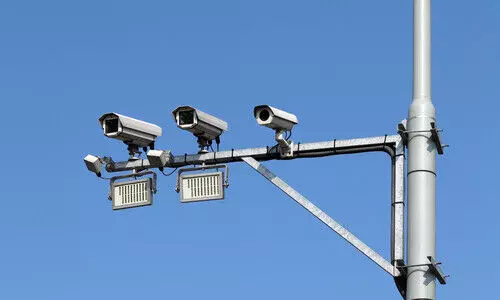 ഇൻഷുറൻസ്​ മുതൽ ഹെൽമറ്റ്​ വരെ; ഗതാഗതക്കുറ്റങ്ങൾ പിടികൂടാൻ നിർമിതബുദ്ധി