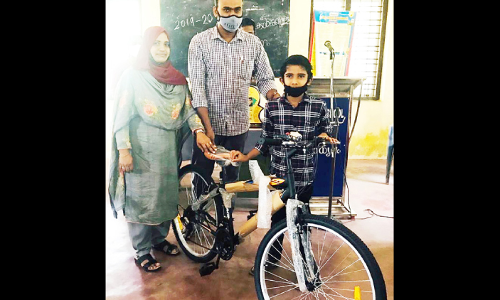 അധ്യാപിക വാക്കുപാലിച്ചു; എൽ.എസ്.എസ് ജേതാക്കൾക്ക് ഗിയർ സൈക്കിൾ