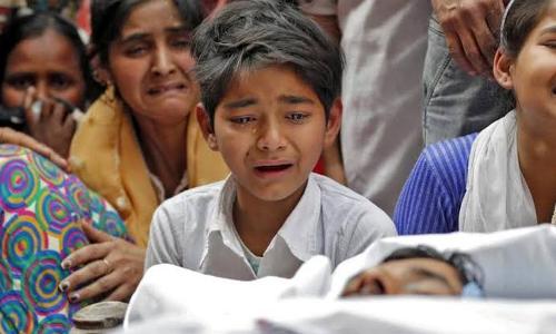 അയാൻ ഇപ്പോഴും വിതുമ്പുന്നു അയാൻ ഇപ്പോഴും വിതുമ്പുന്നു