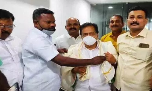 ചെന്നിത്തലക്ക്​ ഷാൾ: കൂടുതൽ പൊലീസുകാർക്കെതിരെ നടപടി