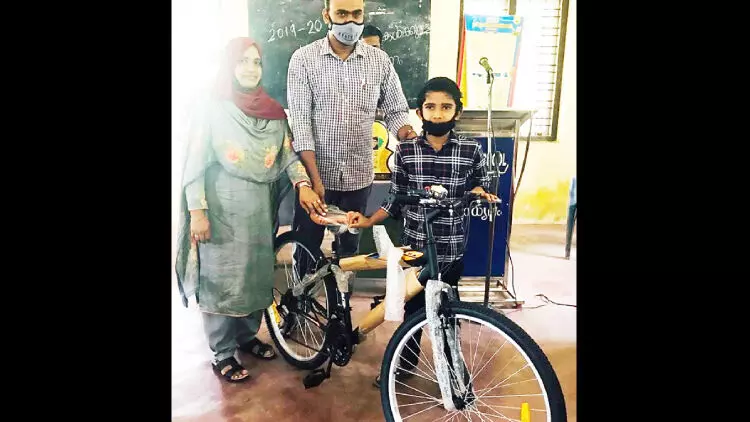 അധ്യാപിക വാക്കുപാലിച്ചു; എൽ.എസ്.എസ് ജേതാക്കൾക്ക് ഗിയർ സൈക്കിൾ