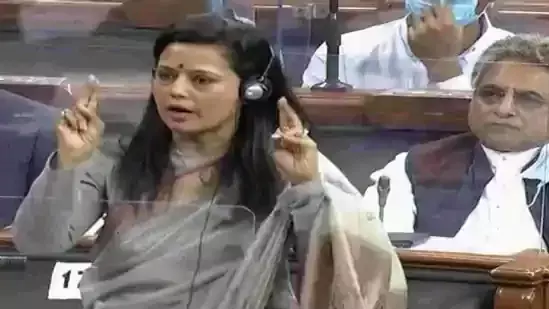 താൻ നിരീക്ഷണത്തിൽ; വീടിന് മുന്നിൽ ആയുധധാരികളായ ഓഫീസർമാരെ വിന്യസിച്ചതിൽ പ്രതിഷേധവുമായി മഹുവ മൊയ്ത്ര താൻ നിരീക്ഷണത്തിൽ; വീടിന് മുന്നിൽ ആയുധധാരികളായ ഓഫീസർമാരെ വിന്യസിച്ചതിൽ പ്രതിഷേധവുമായി മഹുവ മൊയ്ത്ര