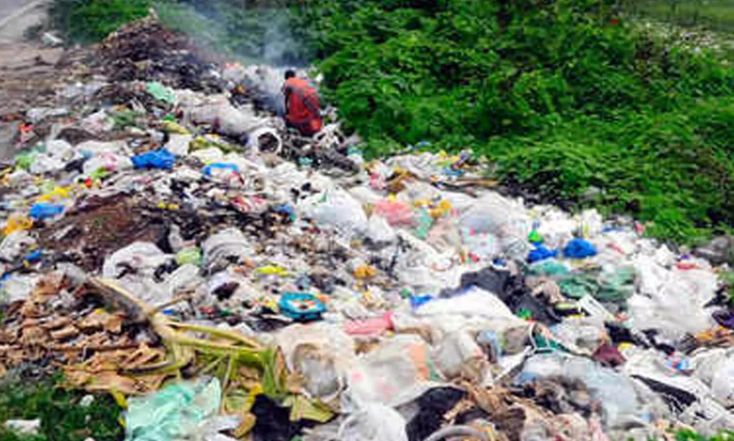 മാ​ലി​ന്യം ത​ള്ളാ​ൻ ശ്ര​മം: നാ​ട്ടു​കാ​രെ വെ​ട്ടി​ച്ച് കാ​റിൽ ക​ട​ന്നു​