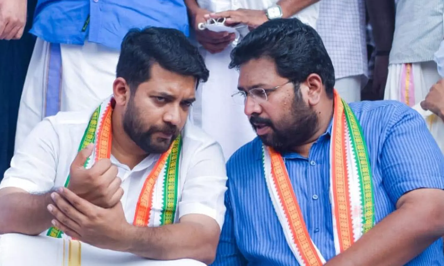 ഷാഫിയും ശബരീനാഥനും അനിശ്ചിതകാല നിരാഹാരം തുടങ്ങി; പോരാടുന്ന യുവതക്ക് ഐക്യദാർഢ്യം