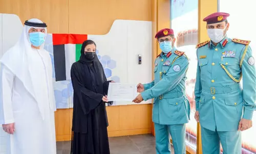 യുവതിയുടെ സത്യസന്ധതക്ക് ഷാര്‍ജ പൊലീസി​െൻറ ആദരം