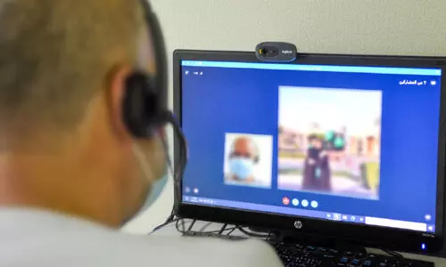 മകളുടെ ബിരുദദാന ചടങ്ങ് കാണാൻ തടവുകാരന്​ അവസരമൊരുക്കി പൊലീസ്