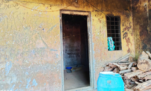 വാതിലും ജനലുമായി കരാറുകാരനും ഉദ്യോഗസ്ഥരും മുങ്ങി; ഭീതിയുടെ ഇരുട്ടിൽ ഉറക്കമില്ലാതെ അമ്മമാർ