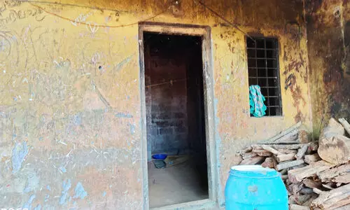 വാതിലും ജനലുമായി കരാറുകാരനും ഉദ്യോഗസ്ഥരും മുങ്ങി; ഭീതിയുടെ ഇരുട്ടിൽ ഉറക്കമില്ലാതെ അമ്മമാർ