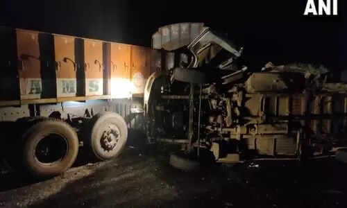 ആന്ധ്രയിൽ തീർഥാടകർ സഞ്ചരിച്ച മിനി വാൻ ട്രക്കിലിടിച്ച്​ 14 പേർ മരിച്ചു; നാല്​ പേരുടെ നില ഗുരുതരം