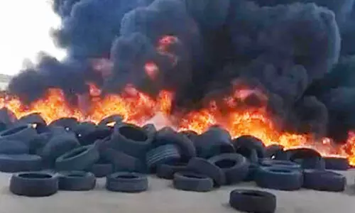 സൽമിയിൽ ടയർ കൂമ്പാരത്തിന്​ തീപിടിച്ചു