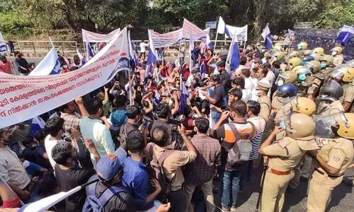 മുഖ്യമന്ത്രിയുടെ പരിപാടിയിലേക്ക്​ പ്രതിഷേധ മാർച്ച്​; ലാത്തിച്ചാർജ്​, ദേശീയപാത ഉപരോധം