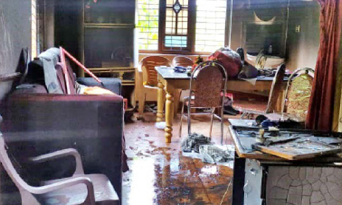 മകളുടെ വിവാഹ ദിവസം വീടിന് തീപിടിച്ചു