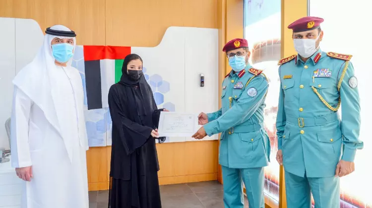 യുവതിയുടെ സത്യസന്ധതക്ക് ഷാര്‍ജ പൊലീസി​െൻറ ആദരം