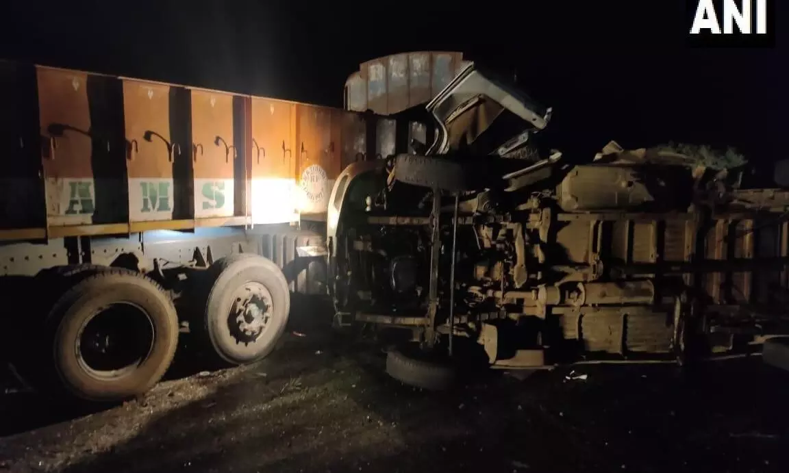 ആന്ധ്രയിൽ തീർഥാടകർ സഞ്ചരിച്ച മിനി വാൻ ട്രക്കിലിടിച്ച് 14 പേർ മരിച്ചു; നാല് പേരുടെ നില ഗുരുതരം ആന്ധ്രയിൽ തീർഥാടകർ സഞ്ചരിച്ച മിനി വാൻ ട്രക്കിലിടിച്ച് 14 പേർ മരിച്ചു; നാല് പേരുടെ നില ഗുരുതരം