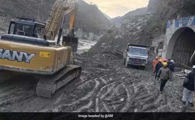 ഉത്തരാഖണ്ഡ് ദുരന്തം: മരണസംഖ്യ 40 ആയി; രണ്ട് മൃതദേഹങ്ങൾ കൂടി കണ്ടെടുത്തു ഉത്തരാഖണ്ഡ് ദുരന്തം: മരണസംഖ്യ 40 ആയി; രണ്ട് മൃതദേഹങ്ങൾ കൂടി കണ്ടെടുത്തു