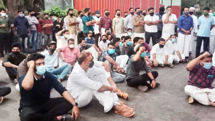 പ്രവാസിയെ തട്ടിക്കൊണ്ടുപോകൽ: റോഡ് ഉപരോധിച്ചു; ഉത്കണ്ഠജനകമെന്ന് ലീഗ് പ്രവാസിയെ തട്ടിക്കൊണ്ടുപോകൽ: റോഡ് ഉപരോധിച്ചു; ഉത്കണ്ഠജനകമെന്ന് ലീഗ്