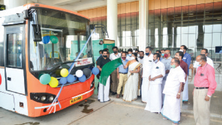 വിമാനത്താവളത്തില് കെ.എസ്.ആർ.ടി.സി എ.സി ബസ് സര്വിസ് ആരംഭിച്ചു വിമാനത്താവളത്തില് കെ.എസ്.ആർ.ടി.സി എ.സി ബസ് സര്വിസ് ആരംഭിച്ചു