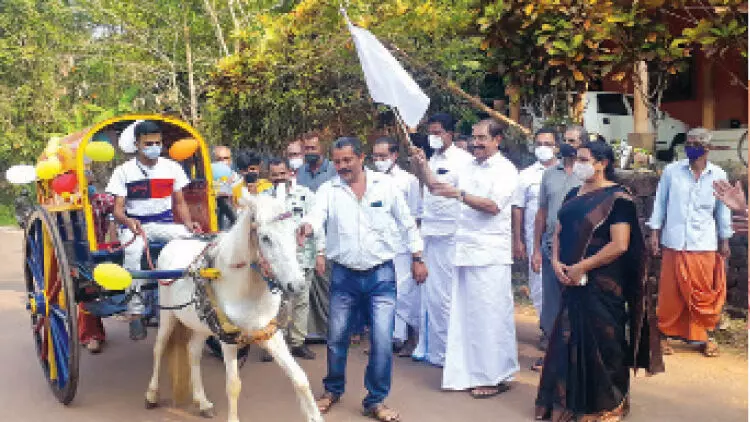 ആറളത്ത് സഞ്ചാരികളെ കാത്ത് കുതിരവണ്ടി ആറളത്ത് സഞ്ചാരികളെ കാത്ത് കുതിരവണ്ടി
