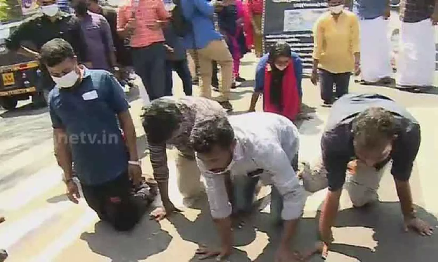 തിരുവനന്തപുരത്ത് മുട്ടിലിഴഞ്ഞ് പ്രതിഷേധിച്ച് ഉദ്യോഗാർഥികൾ; പലരും കുഴഞ്ഞു വീണു
