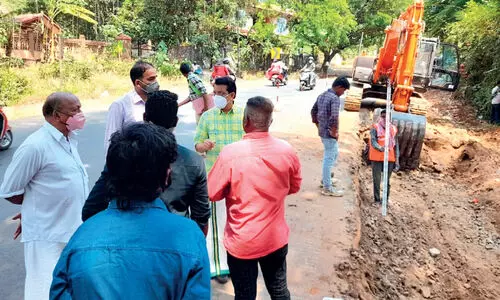 ഒടുവിൽ പട്ടാമ്പി റോഡ് പ്രവൃത്തി തുടങ്ങി; വഴിമുടക്കി ജല അതോറിറ്റിയുടെ പഴയ പൈപ്പുകൾ