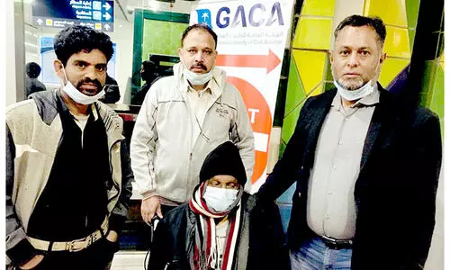 അ​ലോ​ഷ്യ​സ് ജോ​സ​ഫ് നാ​ട​ണ​ഞ്ഞു; തു​ട​ർ​ചി​കി​ത്സ​ക്കാ​യി ആ​ശു​പ​ത്രി​യി​ലേ​ക്ക് മാ​റ്റി