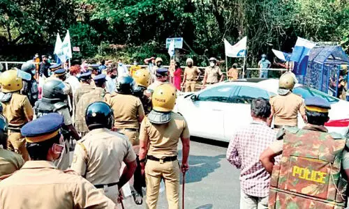 ഗതാഗത കുരുക്കിൽപെട്ട മണവാട്ടിക്ക് വഴിയൊരുക്കി പൊലീസ്