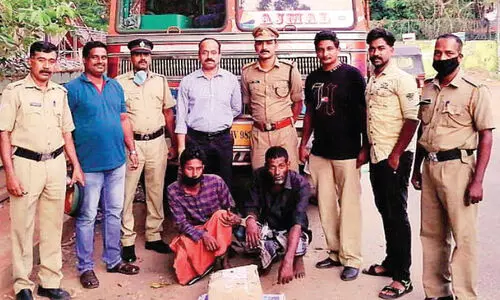 ലോ​റി​യി​ൽ ക​ട​ത്തി​യ അ​ഞ്ച​ര കി​ലോ ക​ഞ്ചാ​വ് പി​ടി​കൂ​ടി