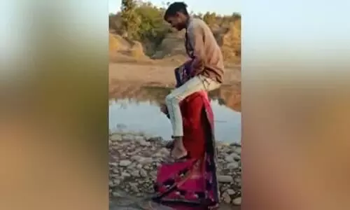 ബന്ധുവിനെ ചുമലിലേറ്റി യുവതിയെ നടത്തിച്ചു; അവിഹിതം ആരോപിച്ച്​ പ്രാകൃത ​ശിക്ഷ വിധിച്ചത്​​​ ഭർത്താവിന്‍റെ വീട്ടുകാർ